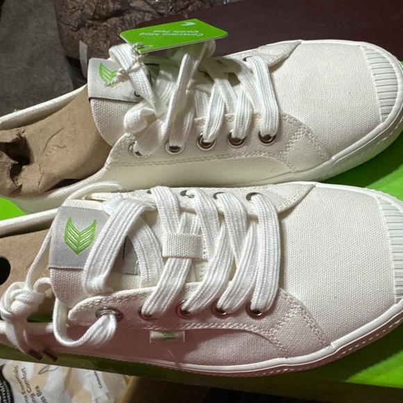 Cariuma OCA Low off-White Canvas Sneaker-8 - Picture 6 of 10